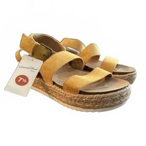 NEW Universal Thread Target Women's Sandals Size 7.5 Yellow Wedge Ankle Strappy